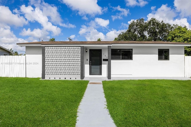 view of front of home featuring a front yard