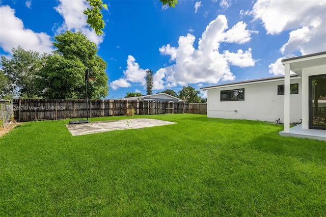 view of yard featuring a patio