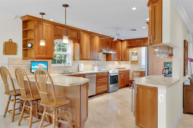 kitchen featuring kitchen peninsula, stainless steel appliances, and a breakfast bar area