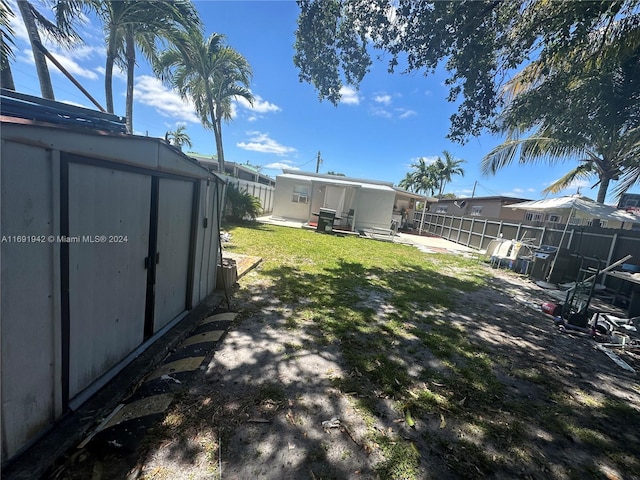 view of yard featuring a storage shed