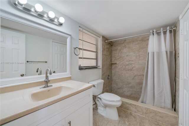 bathroom with toilet, a shower with curtain, and vanity