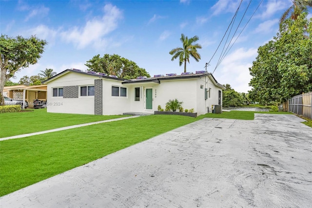 view of front of house featuring a front yard