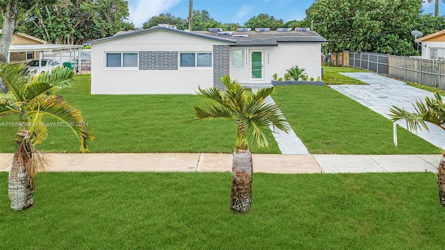 view of front of property with a front yard