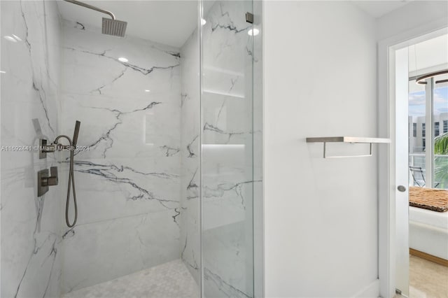 bathroom featuring a tile shower