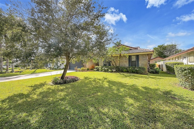 view of front of home featuring a front yard