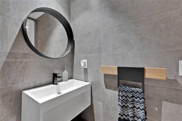 bathroom featuring tile walls