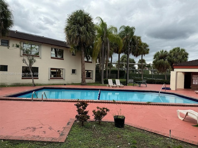 view of swimming pool