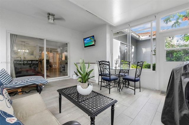 sunroom with ceiling fan