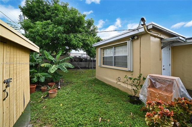 6525 Mayo St, Hollywood, FL 33023 - view of side of home with stucco siding