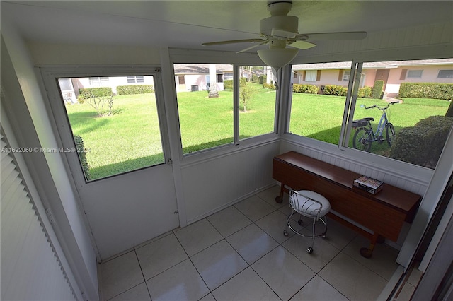 sunroom / solarium with ceiling fan