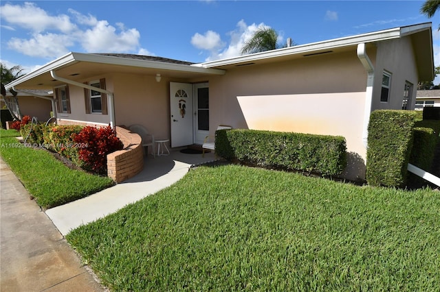 single story home featuring a front lawn