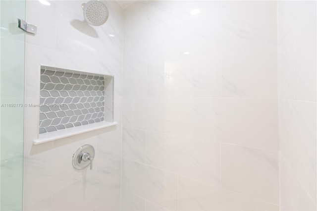 room details featuring a tile shower