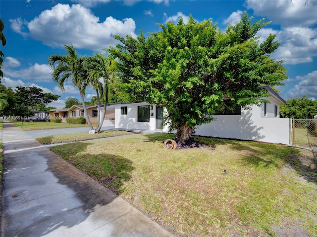 view of front of house featuring a front lawn