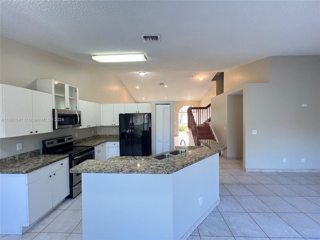 kitchen featuring stainless steel appliances, sink, lofted ceiling, and a center island