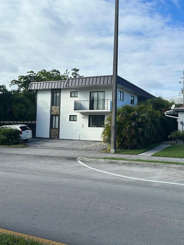 view of front of house with a balcony