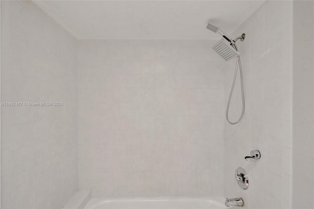 bathroom featuring tiled shower / bath