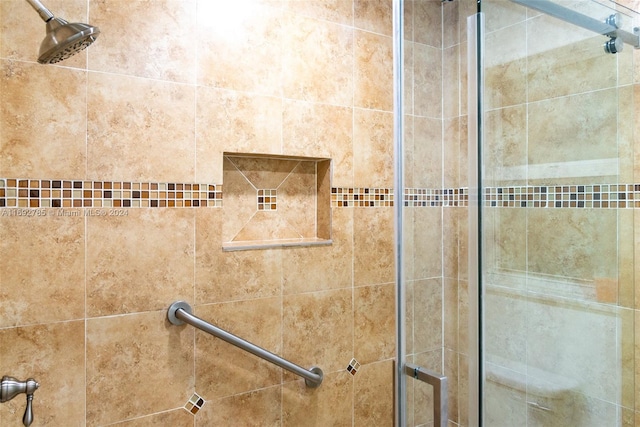 bathroom featuring tiled shower