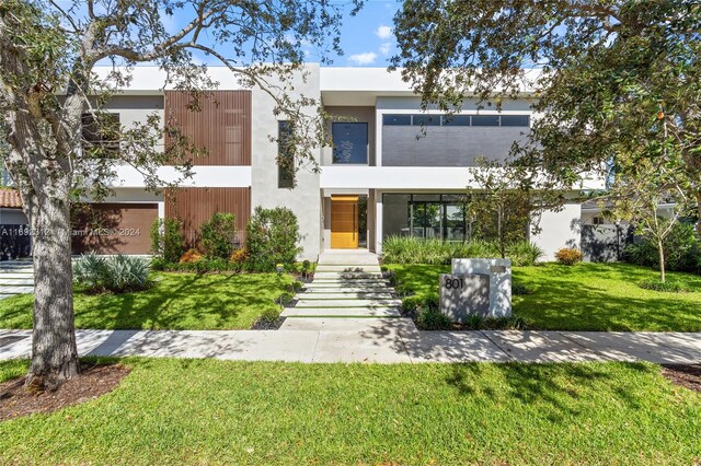 view of front of property featuring a front yard