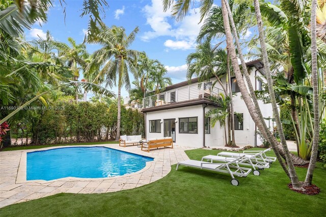 view of swimming pool featuring a yard, an outdoor hangout area, and a patio