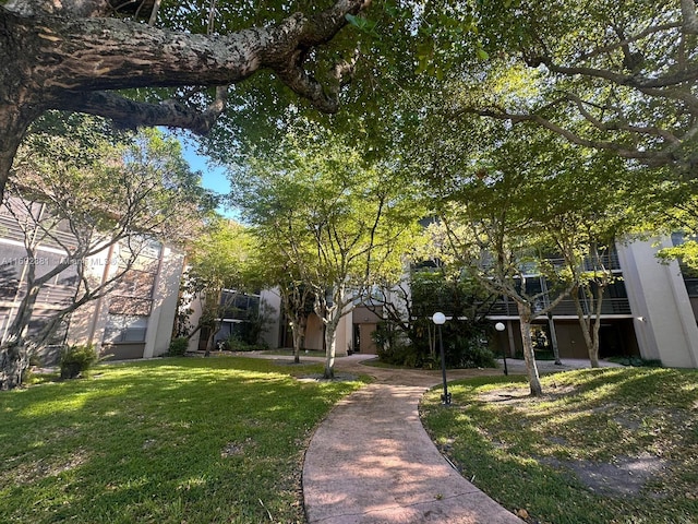 view of property's community featuring a lawn