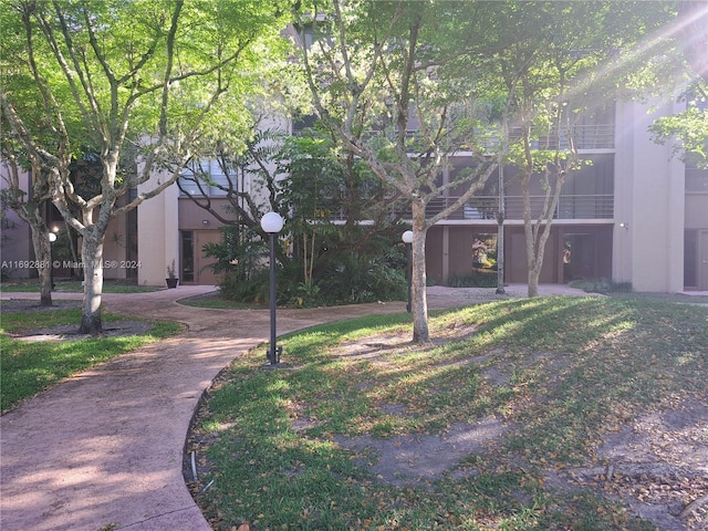 view of property's community featuring a lawn