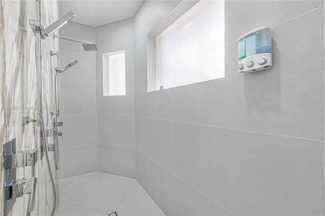 bathroom featuring a tile shower