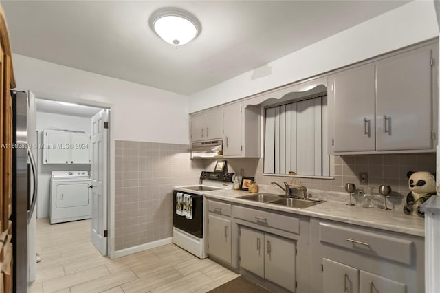 kitchen with sink, gray cabinets, light hardwood / wood-style floors, and electric stove