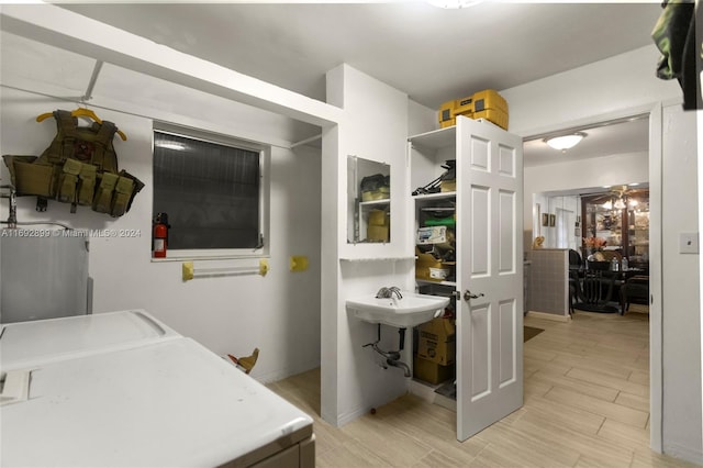 clothes washing area with ceiling fan, light wood-type flooring, and independent washer and dryer