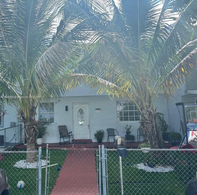 view of front facade with a front yard