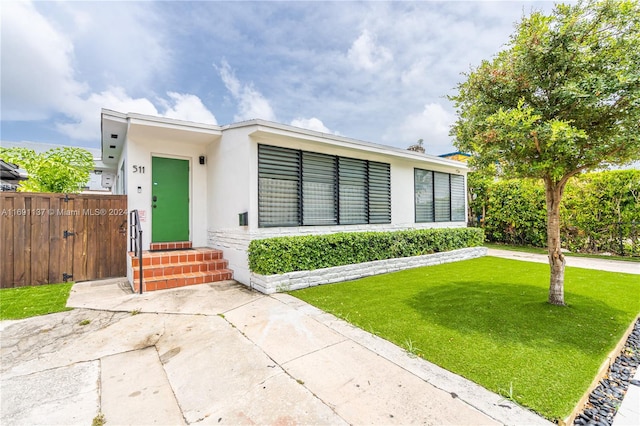 view of front of property with a front yard