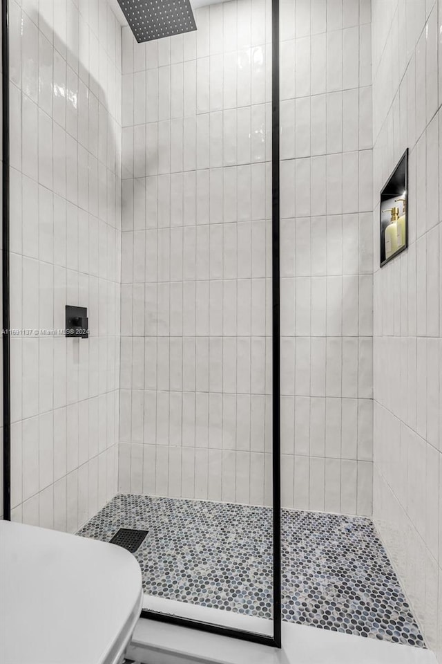 bathroom featuring tiled shower