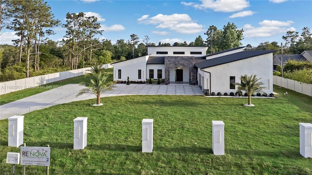 modern home featuring a front lawn