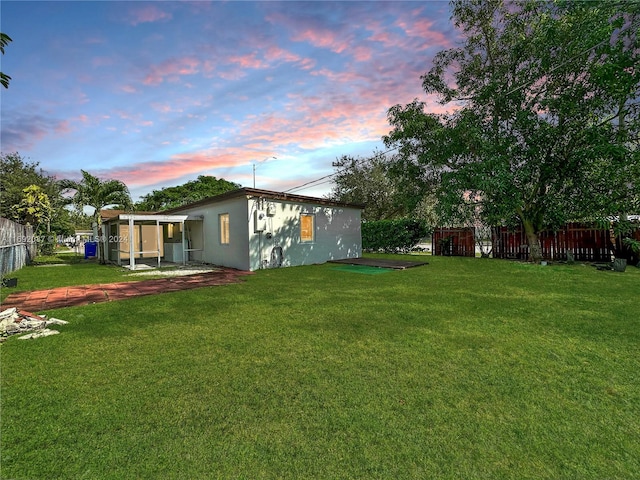 view of yard at dusk