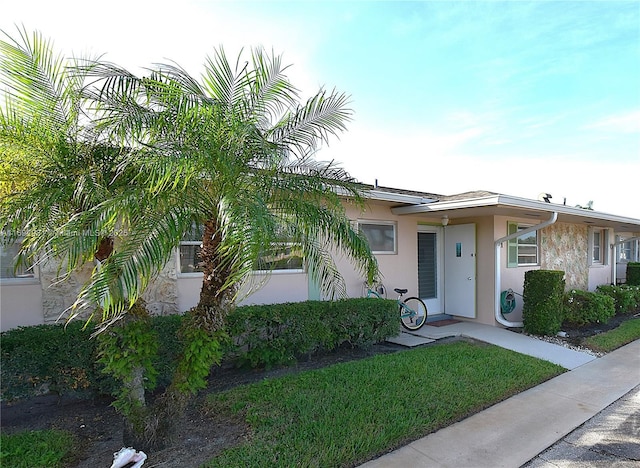 view of front of property featuring a front yard