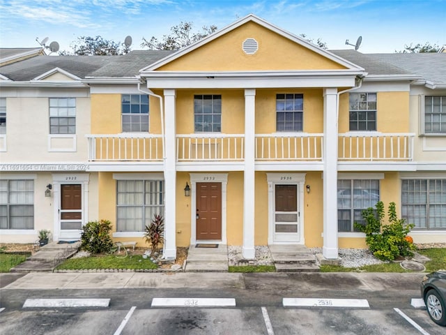 townhome / multi-family property featuring a balcony