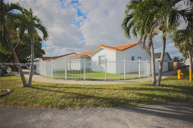 view of front facade featuring a front yard