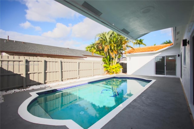 view of swimming pool