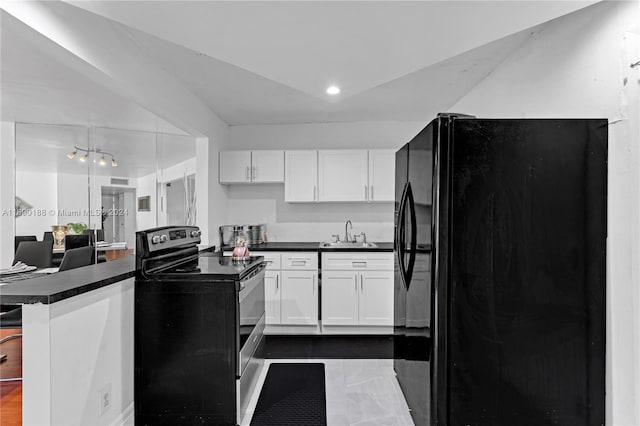 kitchen featuring kitchen peninsula, black appliances, sink, a breakfast bar, and white cabinetry