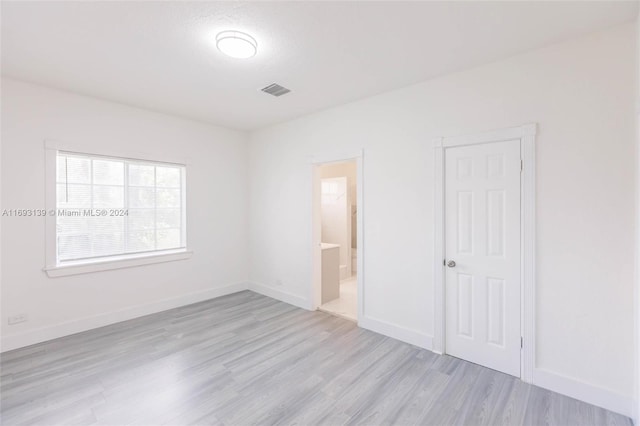 unfurnished room featuring light hardwood / wood-style flooring