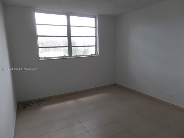 spare room featuring light tile patterned floors