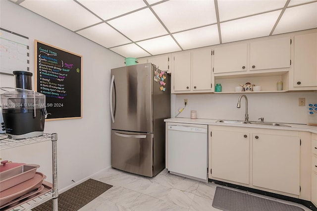 kitchen featuring stainless steel fridge, sink, and dishwasher