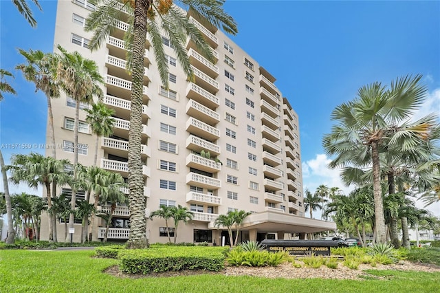 view of apartment building / complex