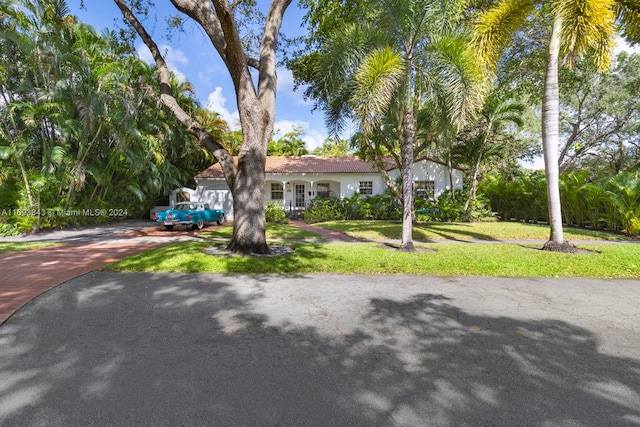 view of front of property with a front yard