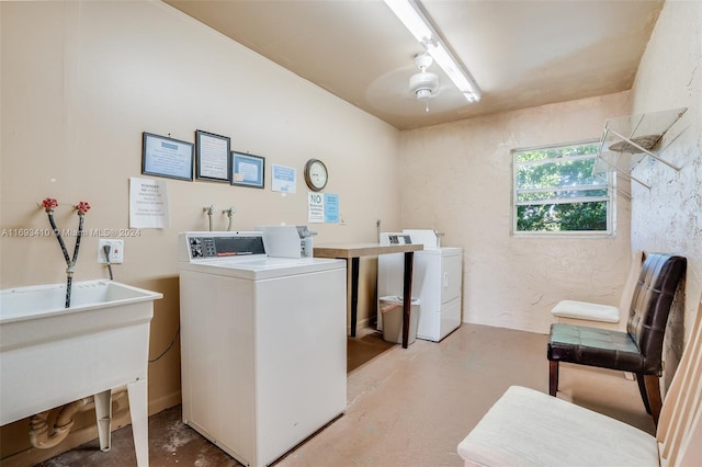 laundry area with sink, ceiling fan, and washing machine and clothes dryer