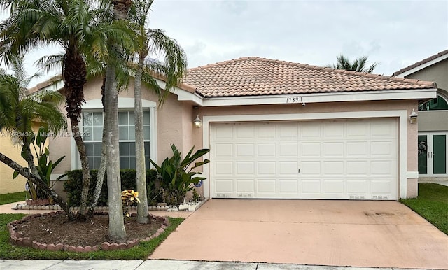 view of front facade featuring a garage