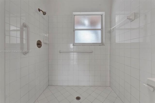 bathroom featuring a tile shower