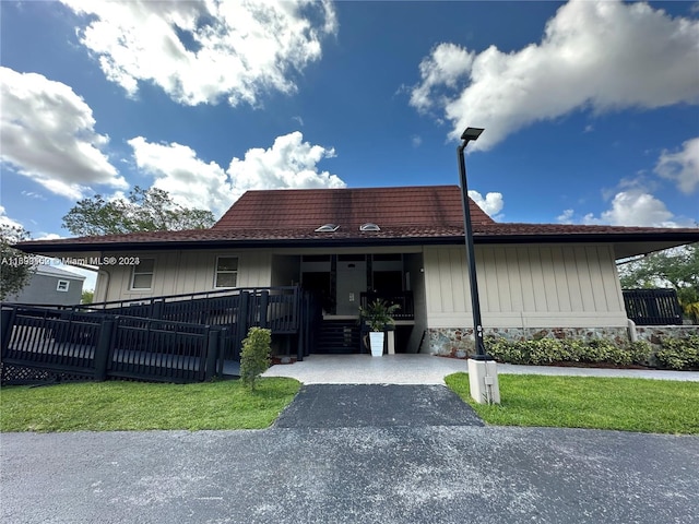 view of front of house with covered porch and a front yard