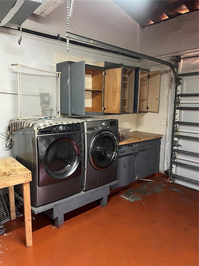 laundry room with cabinets and washing machine and clothes dryer