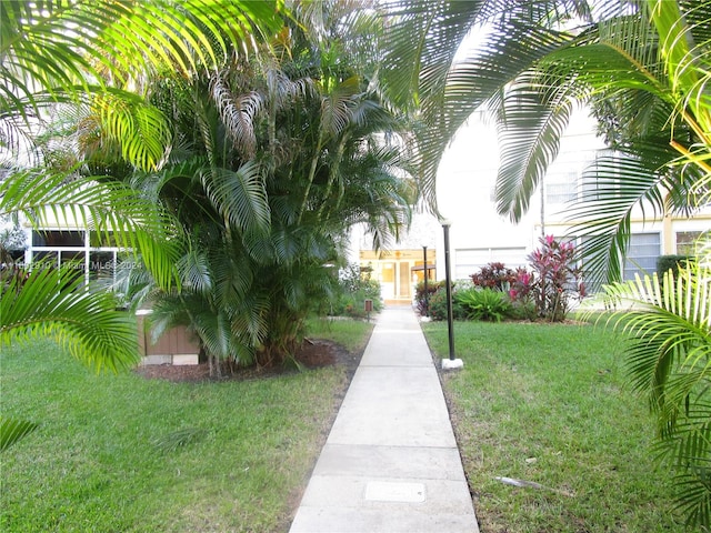 view of property's community featuring a yard