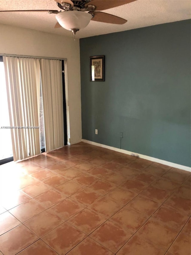 unfurnished room with a textured ceiling and ceiling fan